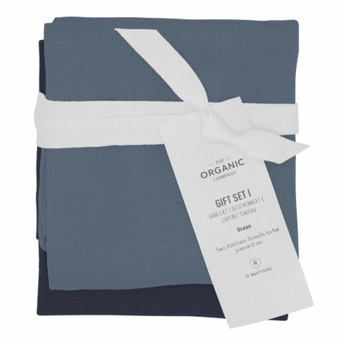 A long lasting kitchen towel gift set with two large kitchen towels in a complementary colour palette. Presentable, thoughtful and sustainable. Each towel measures 53 x 86 cm. Seen here in Ocean colour mix.