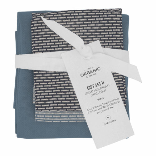 A long lasting eco friendly gift set with one large kitchen towel and two wash cloths in a complementary colour palette. Presentable, thoughtful and sustainable. Seen here in Ocean.