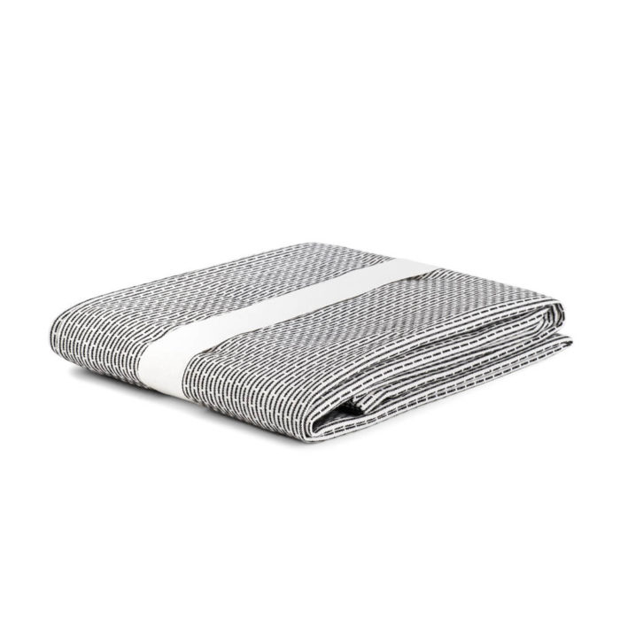 Wrap around towel, compact and quick drying as bath towels or beach towels. It's extra long to comfortably wrap around you, using the integrated strap. Available in several minimalist colours (this is morning grey). 155 x 60 cm Made from 100% GOTS certified organic cotton Weaving: Piqué, grosgrain ribbon.