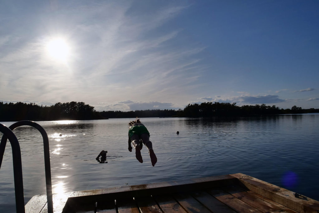 Looking for things to do in Sweden? Småland's forests, archipelago and sandy beaches with pine trees offer wild camping, kayaking, hiking and biking. This is an island in the archipelago, where you're free to use the wind shelters and outdoor cooking area for a night. 