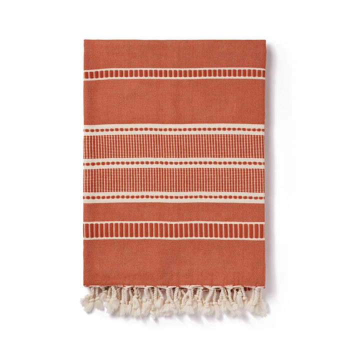 Sefa is a super soft deluxe and versatile peshtemal that has been traditionally loomed by master weavers from GOTS certified organic cotton. Size: 90 x 170 cm. Seen here in Umber.