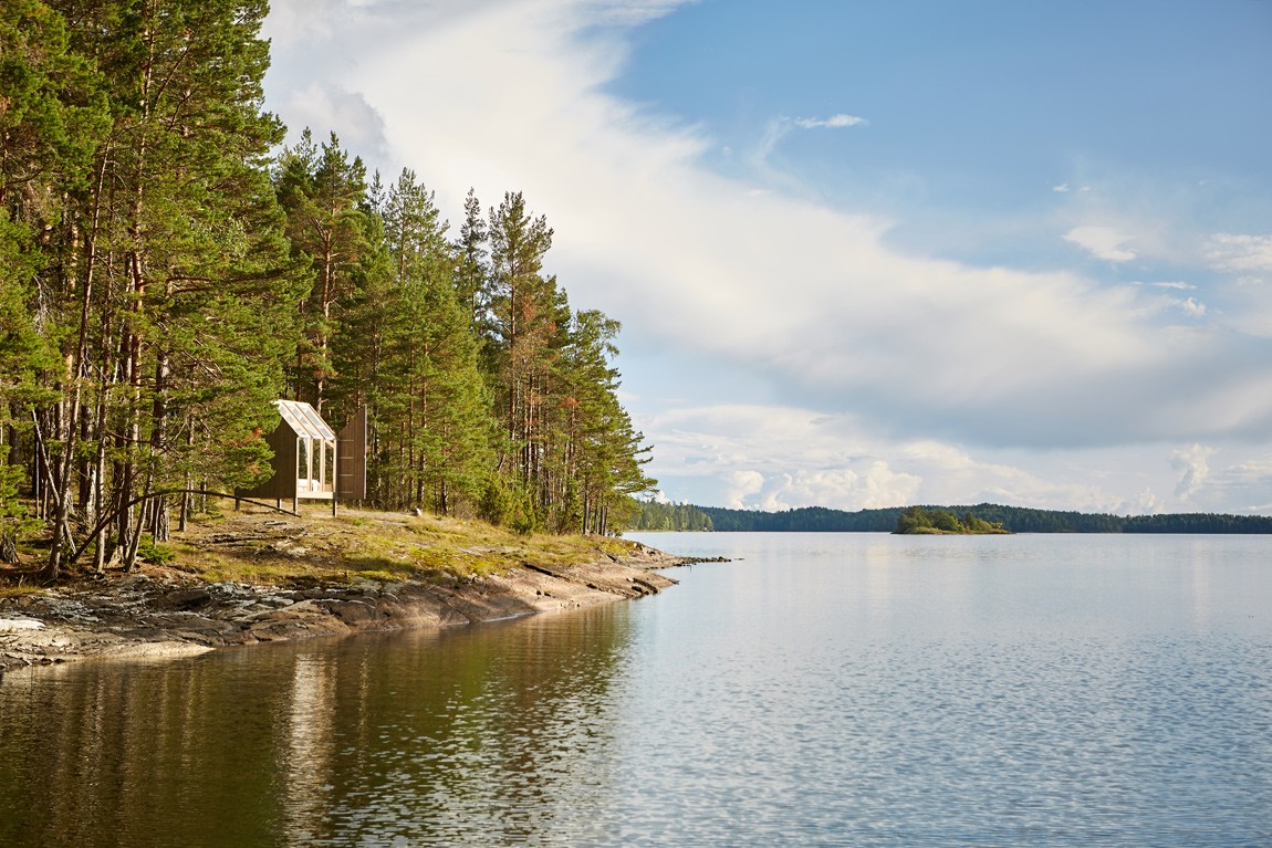 72 hour glass cabin in Sweden. Image by Jonas Ingman. See Chalk & Moss for full info or to book, go to: https://www.vastsverige.com/en/the72hourcabin/