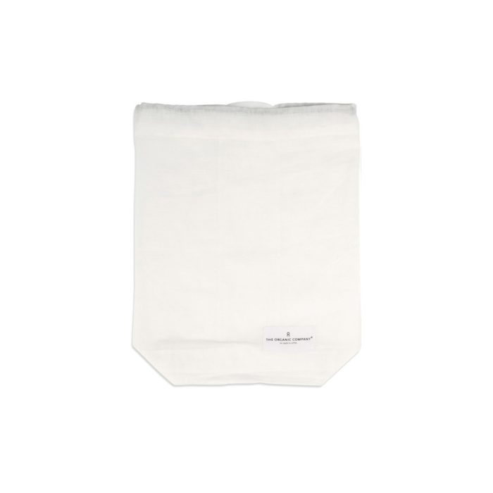 Food produce storage bag, keeping you away from plastics. Available in natural white or dark green in S/M/L (shown here in medium white). By The Organic Company on Chalk & Moss (chalkandmoss.com). Nature connected homewares for wellbeing.