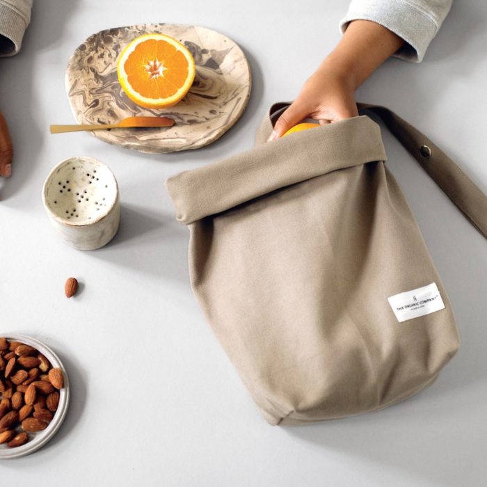 Eco lunch bag in heavy canvas, seen here in clay (also available in black, white and dark blue). Made by The Organic Company from 100% GOTS certified organic cotton. An ethical, washable and breathable alternative to plastic. 30 x 39 x 12cm