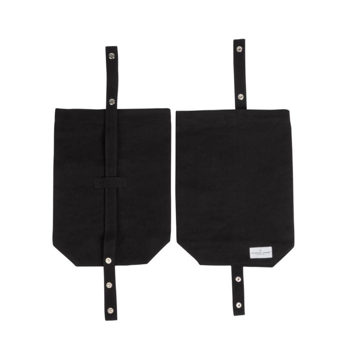 Eco lunch bag in pure cotton canvas by Organic Company on Chalk & Moss. Available in black, natural white and dark blue. Shown here in black. Adjustable straps for easy closing. Washable and breathable 100% organic cotton canvas. Non plastic alternative to the classic lunch box.