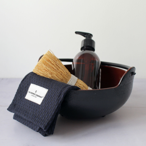 Dark blue/black kitchen & wash cloth in organic piquee cotton. This versatile cloth is equally at home in the kitchen and as when used as a face cloth in the bathroom. Available in several colours.  An entirely plastic free product.