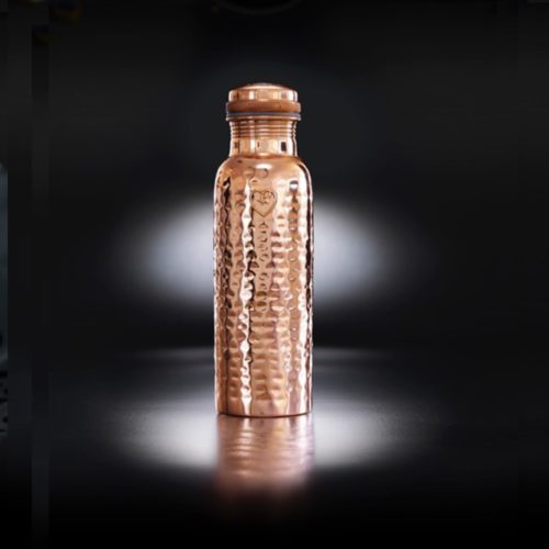 Copper water bottle with health benefits including antioxidant, anti-inflammatory and anti-microbial properties. The Yogibeings bottles on chalkandmoss.com come in different variations, this one is the polished hammered copper "Athlete" bottle (850ml).