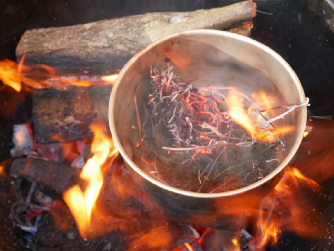 The hay will catch fire and char in the pan. Then remove from the heat, add sea salt and pound to a powder. Use as seasoning directly onto the plate or whilst cooking.