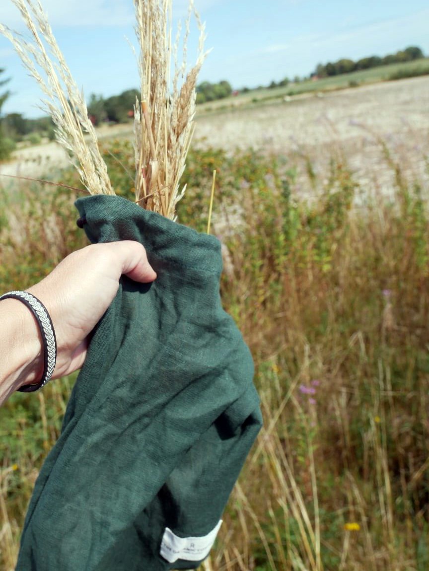 Picking straw to make hay salt later over the open fire. Let the hay char in a pan over the fire, then mix with sea salt and grind in a pestel and mortar. This makes a lovely smoky seasoning and rub for meats.