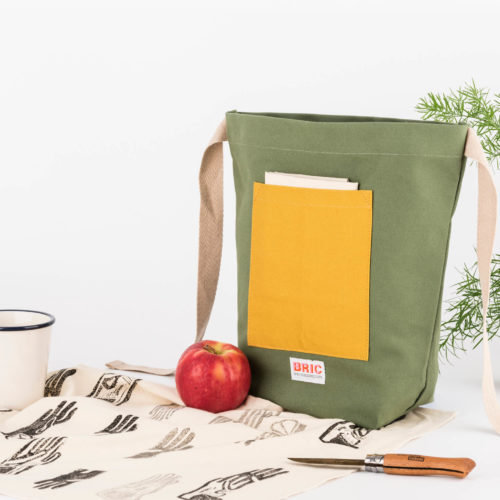 Eco friendly lunch bag - cotton canvas lunch containers with a washable lining. Front pocket & carry strap.
