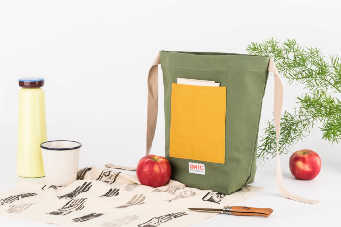 Eco friendly lunch bag - cotton canvas lunch containers with a washable lining. Front pocket & carry strap.