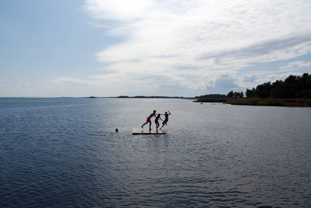 For family holidays in Sweden, the intimate sandy beaches on the east coast are ideal. There are no waves, tides, currents or steep drops, and the brackish water is pleasantly warm. So children can play safely in the water. The beaches all have jetties, giving hours of fun for all ages as you practise jumps, flips and maybe see what you can catch with a net and a bucket.