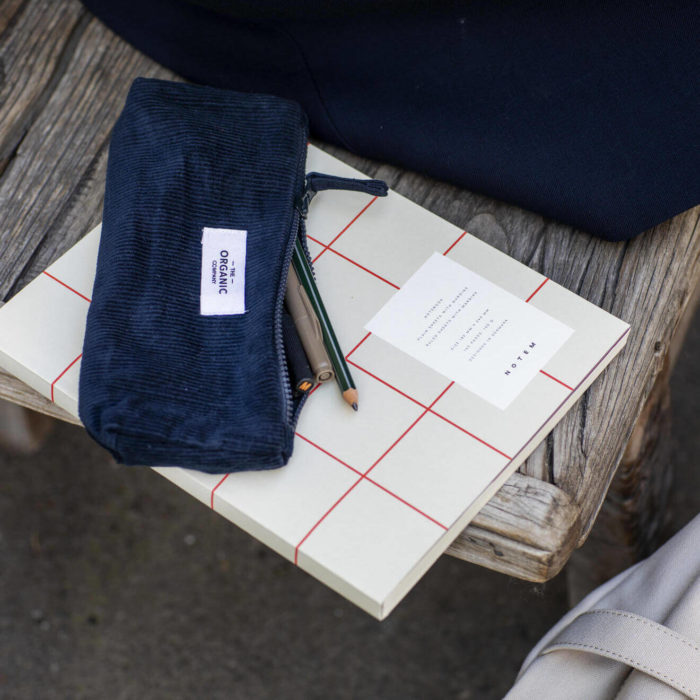 A corduroy pencil case for the eco conscious! Keep your pens and pencils organised while caring for Mother Nature. Made from the finest GOTS certified organic cotton corduroy. 3 earthy colours - dark blue navy, clay and stone white. 22x7x4cm. Designed in Copenhagen by The Organic Company.
