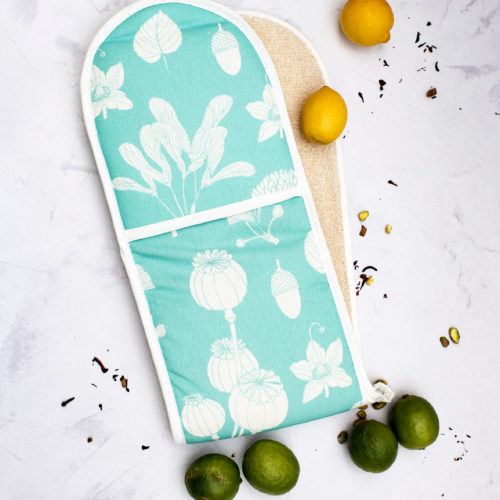 Do you want some colourful style in your kitchen, while keeping your hands safe? Turquoise oven gloves in heat-resistant padded cotton. Designed and made in the UK. 80 x 20cm